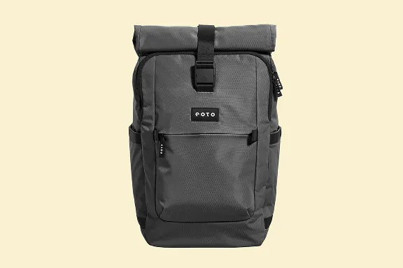 Dunkelgrauer Rolltop-Rucksack vor hellem Hintergrund