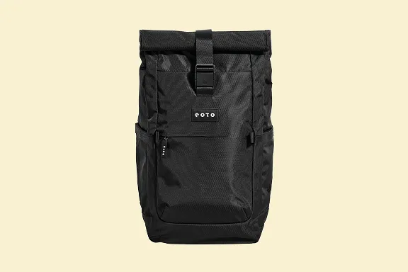 Schwarzer Rolltop-Rucksack vor hellem Hintergrund