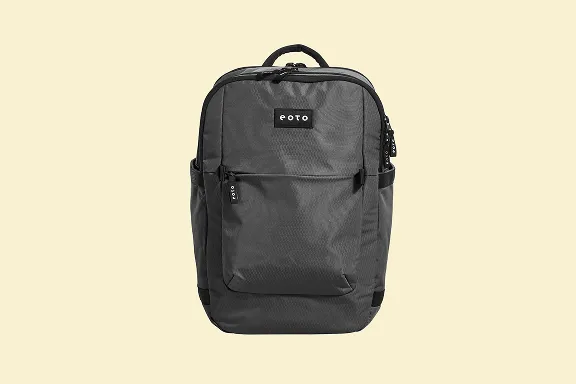 Anthrazitfarbener Rucksack der Marke EOTO